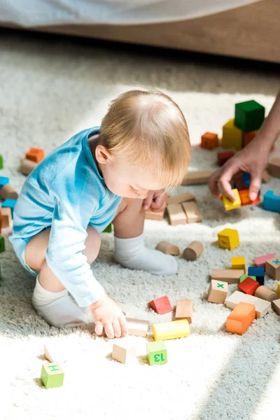 Vista Cortada Mulher Perto Filho Criança Brincando Com Tijolos Construção — Fotografia de Stock