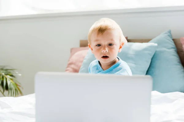 Selective Focus Surprised Toddler Kid Looking Laptop Modern Bedroom — Stock Photo, Image