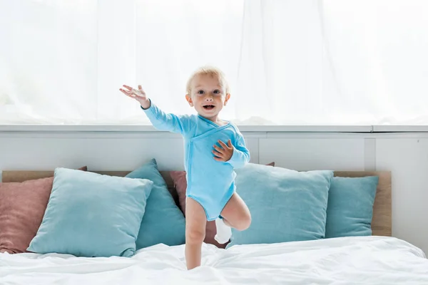 Niño Alegre Gesto Mientras Salta Cama Dormitorio Moderno — Foto de Stock