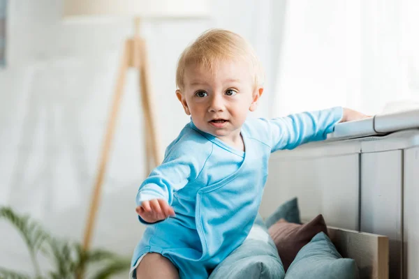 Messa Fuoco Selettiva Del Bambino Carino Nella Camera Letto Moderna — Foto Stock