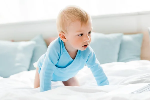 Niedliches Kleinkind Krabbelt Auf Bett Mit Weißem Bettzeug Hause — Stockfoto