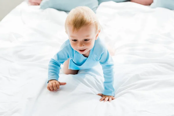 Feliz Lindo Niño Arrastrándose Cama Con Ropa Cama Blanca Casa — Foto de Stock