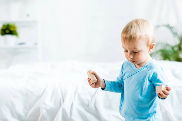 Αξιολάτρευτο Νήπιο Παιδί Στέκεται Ξύλινα Παιχνίδια Κοντά Στο Κρεβάτι Στο — Φωτογραφία Αρχείου