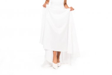 Afrikalı Amerikan gelin dokunmak beyaz izole düğün elbise kırpılmış görünümü 