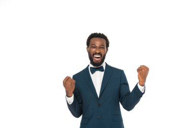 sevimli Afrikalı Amerikan damat beyaz üzerinde izole kutluyor 