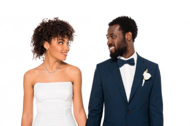 mutlu Afrikalı Amerikan gelin ve damat birbirlerine bakarak beyaz üzerinde izole 