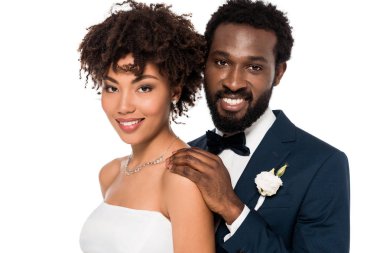 mutlu Afrikalı Amerikan damat ve gelin beyaz kamera izole bakıyor 
