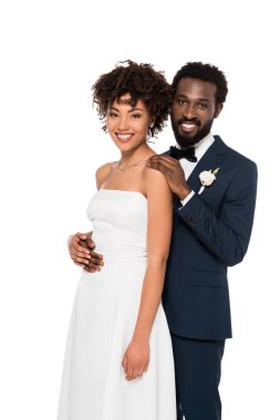 Afrikalı Amerikan damat ve gelin beyaz kamera izole bakıyor 