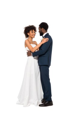 beyaz Afrikalı Amerikan damat ve gelin sarılma 