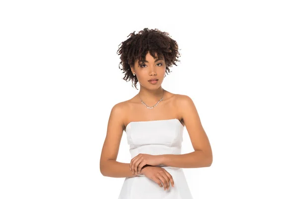 Attraente Donna Afro Americana Piedi Abito Sposa Isolato Bianco — Foto Stock