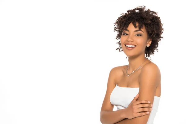 Happy Afro Amerikaanse Vrouw Glimlachend Geïsoleerd Wit — Stockfoto