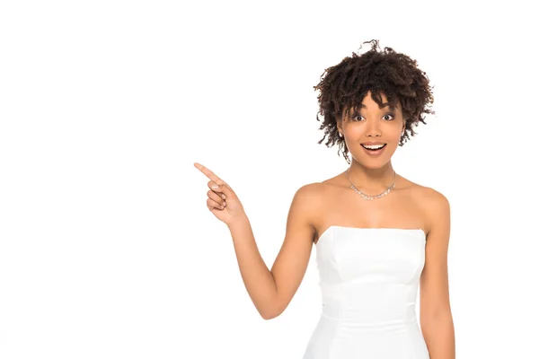 Mujer Afroamericana Feliz Sonriendo Mientras Señala Con Dedo Aislado Blanco —  Fotos de Stock