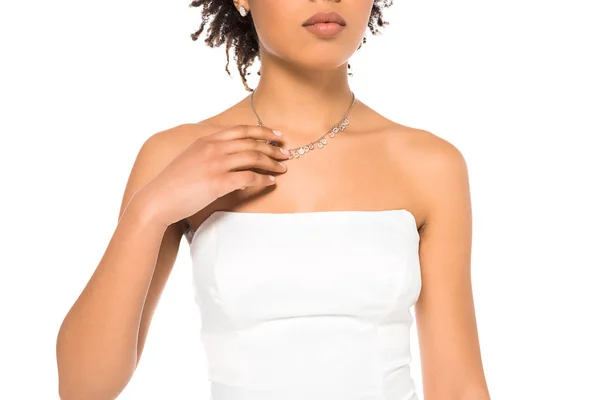 Vista Cortada Noiva Afro Americana Tocando Colar Isolado Branco — Fotografia de Stock