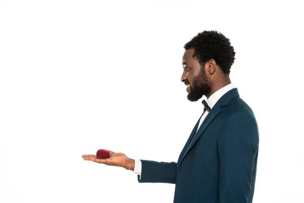 흰색에 반지와 상자를 쾌활한 아프리카 미국인 남자의 측면보기 — 스톡 사진