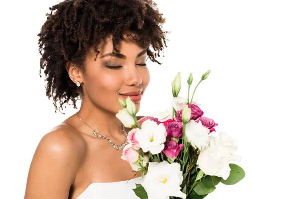 Alegre Afroamericano Novia Celebración Ramo Mientras Huele Flores Aisladas Blanco — Foto de Stock