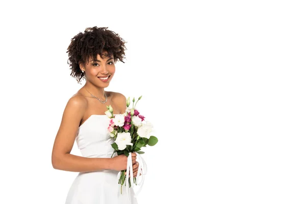 花束を持ち 白で隔離されたカメラを見てウェディングドレスで幸せなアフリカ系アメリカ人女性 — ストック写真