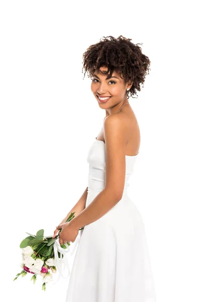 カーリーアフリカ系アメリカ人の花嫁は花束を持ち 白で隔離されたカメラを見ている — ストック写真