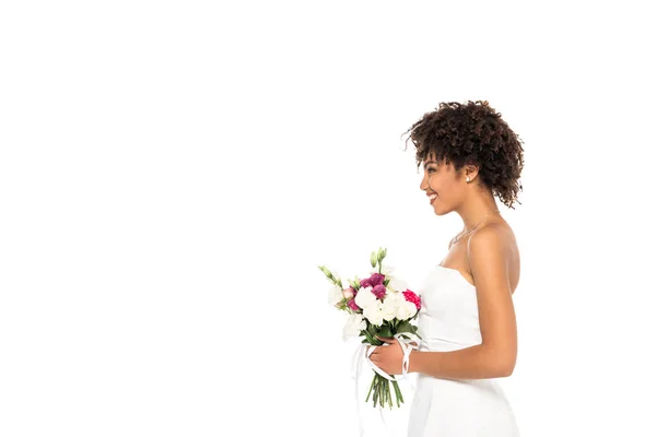 Vista Laterale Della Sposa Riccia Africana Americana Tenendo Bouquet Isolato — Foto Stock