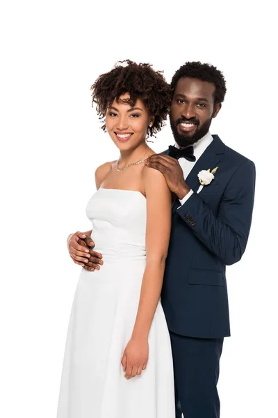 Glimlachende Afro Amerikaanse Bruidegom Bruid Kijken Naar Camera Geïsoleerd Wit — Stockfoto