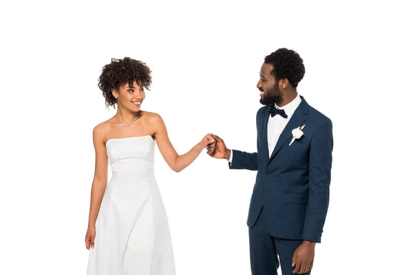 Felice Sposo Afro Americano Guardando Sposa Mentre Tiene Mani Isolate — Foto Stock