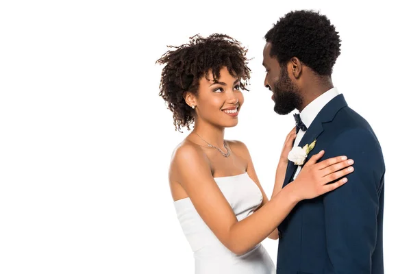 Alegre Noivo Afro Americano Olhando Para Noiva Enquanto Abraçando Isolado — Fotografia de Stock