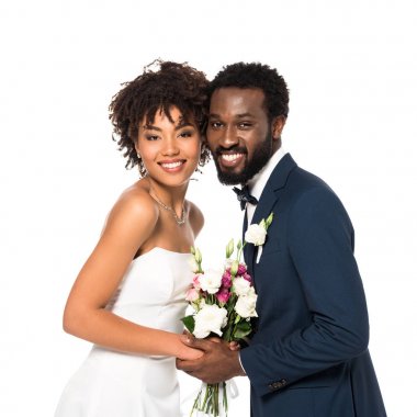 mutlu Afrikalı Amerikan gelin ve damat buket tutan ve beyaz üzerinde izole kamera bakıyor 