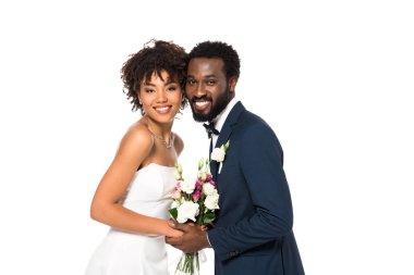 Afrikalılar beyaz buket gülümseyen gelin ve izole Amerikan