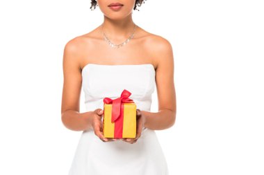 Afrikalı Amerikan gelin beyaz üzerinde izole mevcut tutan kırpılmış görünümü 