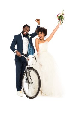 beyaz üzerinde izole Bisiklet tutarken gelin ile mutlu Afrikalı Amerikan damat 