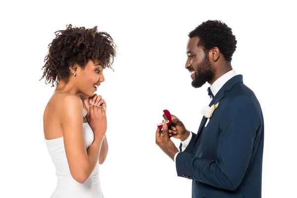 Africano Americano Hombre Holding Caja Con Anillo Mientras Hacer Propuesta —  Fotos de Stock