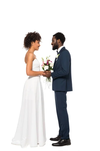 Šťastná Africká Americká Nevěsta Držící Buket Blízko Ženichu Izolovaný Bílém — Stock fotografie