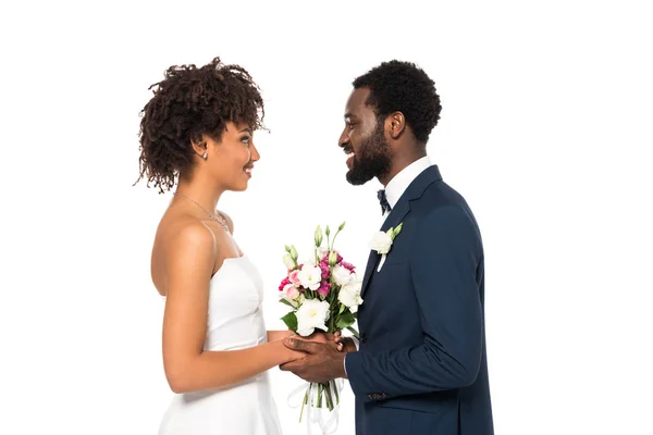 白で隔離された花婿の近くに花束を保持するアフリカ系アメリカ人の花嫁 — ストック写真