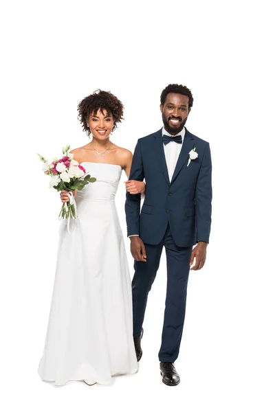 Šťastná Africká Americká Nevěsta Držící Květiny Poblíž Vousatého Ženicha Izolovaná — Stock fotografie