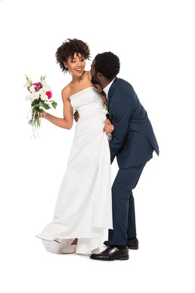 Novio Afroamericano Tocando Novia Feliz Con Flores Aisladas Blanco —  Fotos de Stock