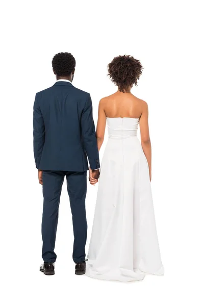 アフリカ系アメリカ人の花婿と花嫁が立ち 白で孤立した手をつないでいるバックビュー — ストック写真