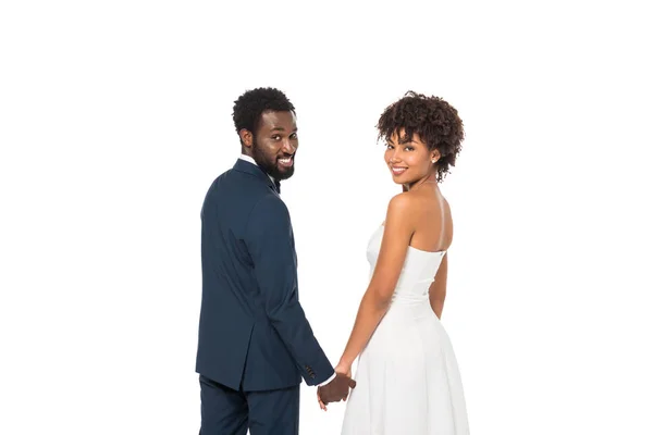 Positieve Afro Amerikaanse Bruidegom Bruid Staande Holding Handen Geïsoleerd Wit — Stockfoto