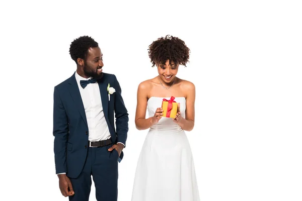 Счастливый Африканский Американский Жених Стоящий Рукой Кармане Глядя Веселую Невесту — стоковое фото