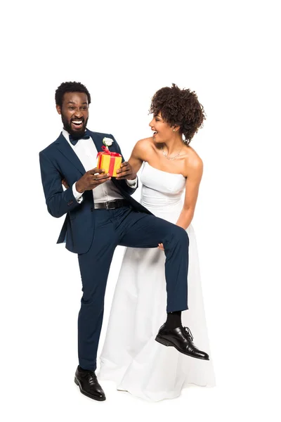 Sposo Afroamericano Eccitato Possesso Scatola Regalo Vicino Sposa Felice Abito — Foto Stock