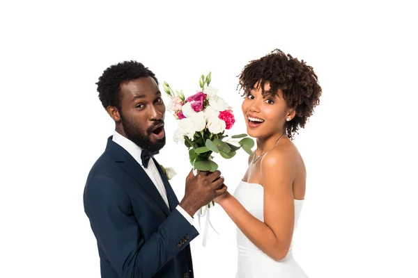 Noivo Afro Americano Surpreso Noiva Feliz Segurando Flores Isoladas Branco — Fotografia de Stock