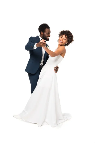 Knappe Afro Amerikaanse Bruidegom Kijken Naar Gelukkige Bruid Terwijl Handen — Stockfoto