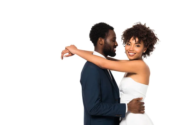 Szép Afro Amerikai Vőlegény Nézi Boldog Menyasszony Tánc Közben Elszigetelt — Stock Fotó