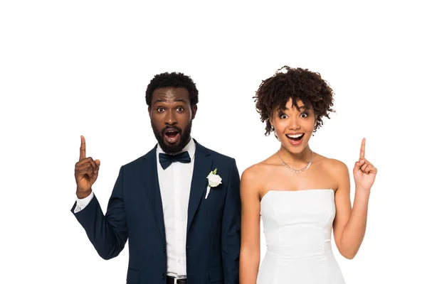 Happy African American Bruidegom Bruid Wijzend Met Vingers Geïsoleerd Wit — Stockfoto