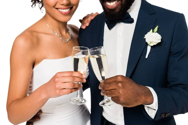 Bijgesneden Weergave Van Gelukkige Afro Amerikaanse Bruid Bruidegom Klinkende Champagneglazen — Stockfoto