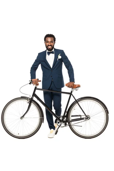 Alegre Afroamericano Hombre Traje Pie Cerca Bicicleta Aislado Blanco — Foto de Stock