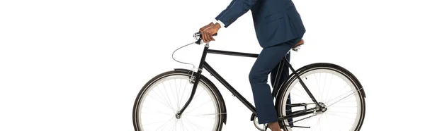 Plano Panorámico Del Novio Afroamericano Montar Bicicleta Aislado Blanco — Foto de Stock