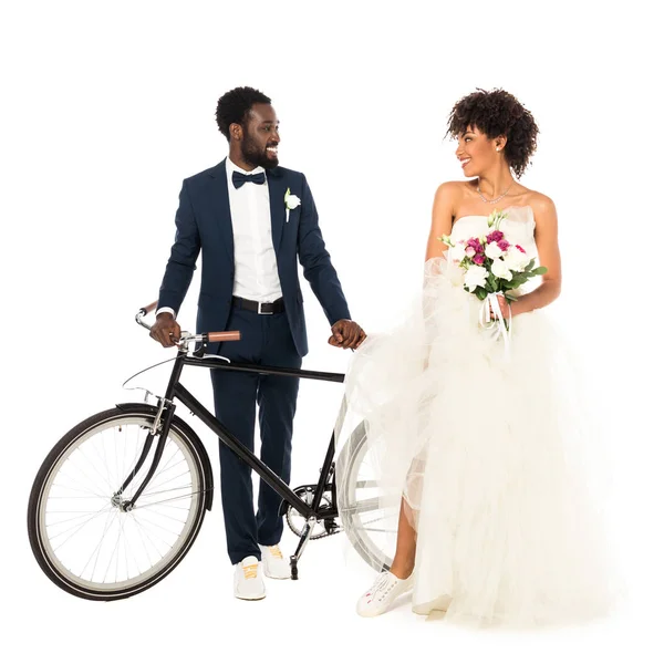 Guapo Afroamericano Novio Cerca Novia Con Flores Sosteniendo Bicicleta Aislado — Foto de Stock