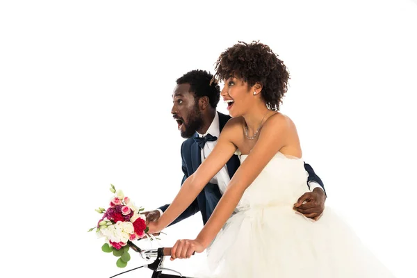 Sorpreso Sposo Afroamericano Vicino Sposa Felice Con Fiori Bicicletta Isolato — Foto Stock