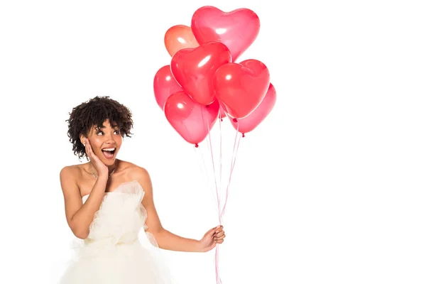 Excitada Novia Afroamericana Sosteniendo Globos Forma Corazón Aislados Blanco — Foto de Stock