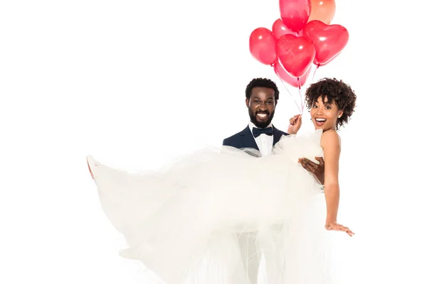 白に隔離された風船とウェディングドレスで腕の花嫁を保持ハンサムなアフリカ系アメリカ人の花婿 — ストック写真