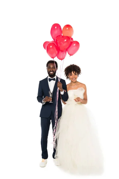 Afryki Amerykański Oblubieniec Oblubienica Trzyma Szampan Okulary Pobliżu Różowych Balony — Zdjęcie stockowe